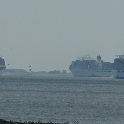 ferienwohnung-cuxhaven-doese-containerschiffe-1